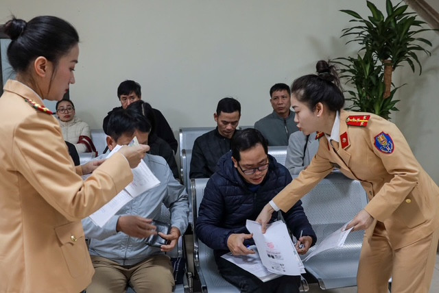 Tận tình hướng dẫn người dân các thủ tục