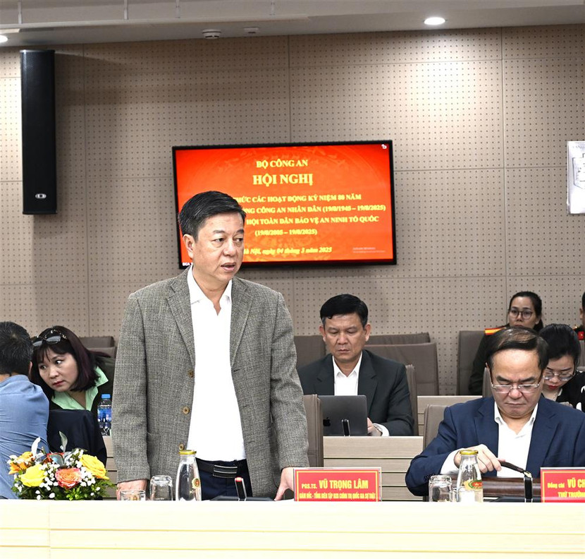 Các đại biểu tham luận tại Hội nghị. Các đại biểu tham luận tại Hội nghị.