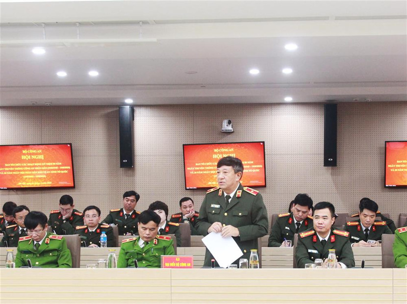 Các đại biểu tham luận tại Hội nghị. Các đại biểu tham luận tại Hội nghị.