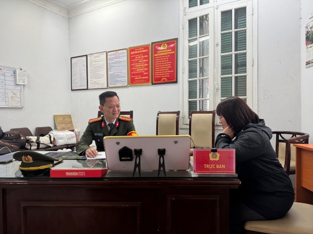 Công dân được cán bộ trực ban Cơ sở Hoàn Kiếm đón, hướng dẫn giải quyết thủ tục hành chính