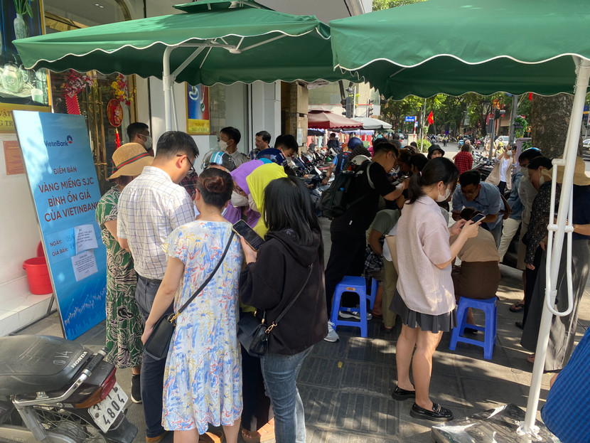 Rất đông người dân đến các ngân hàng để mua vàng Rất đông người dân đến các ngân hàng để mua vàng