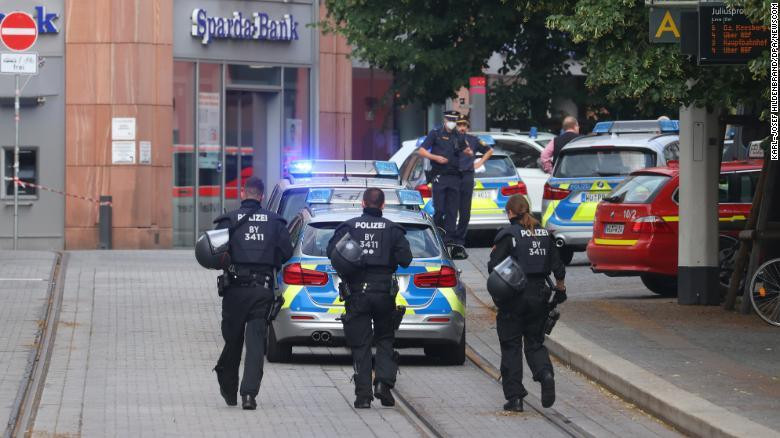 Cảnh sát phong tỏa hiện trường vụ tấn công bằng dao ở thành phố Würzburg vùng Bavaria, nước Đức Cảnh sát phong tỏa hiện trường vụ tấn công bằng dao ở thành phố Würzburg vùng Bavaria, nước Đức