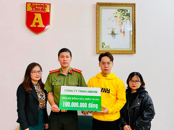 Đại diện Báo An ninh Thủ đô nhận 100 triệu đồng ủng hộ đồng bào miền Trung từ đại diện Công ty TNHH ABEVN