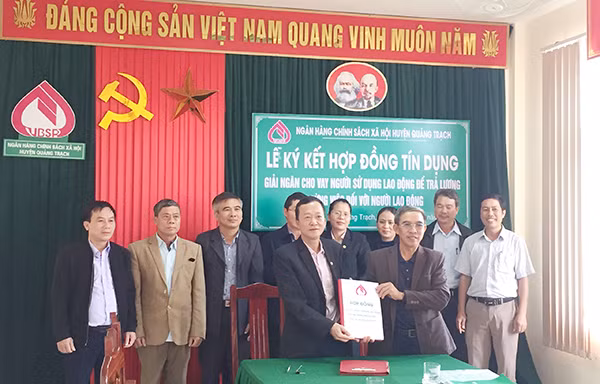 Ngân hàng Chính sách xã hội các tỉnh, thành phố đã tiến hành ký kết những hợp đồng tín dụng đầu tiên theo gói 16.000 tỷ đồng