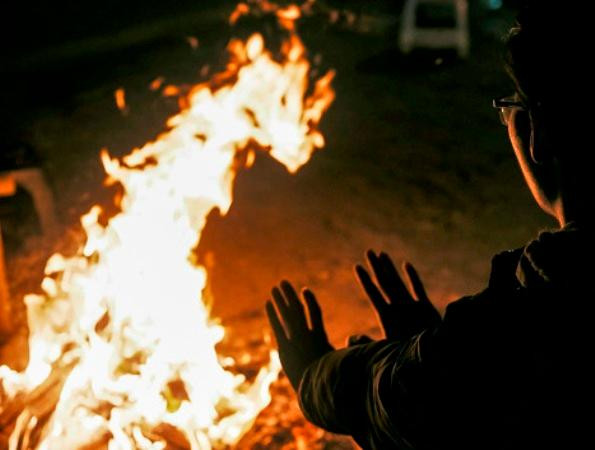 Người dân tự ý đốt lửa để giữ ấm ở trên cầu, dưới gầm cầu, mặt đường có thể bị phạt tiền, phạt tù