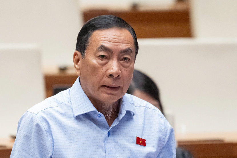 Đại biểu Phạm Văn Hoà (đoàn Đồng Tháp) thảo luận Đại biểu Phạm Văn Hoà (đoàn Đồng Tháp) thảo luận