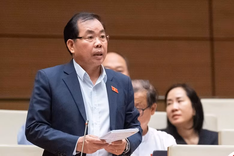 Đại biểu Nguyễn Quang Huân (đoàn Bình Dương) thảo luận Đại biểu Nguyễn Quang Huân (đoàn Bình Dương) thảo luận