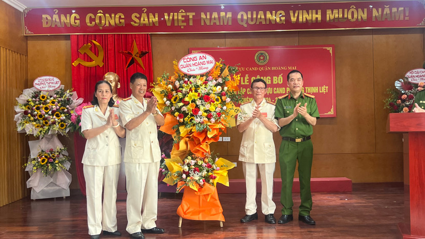 Thượng tá Lê Văn Thắng – Phó trưởng CAQ Hoàng Mai chúc mừng hội nghị Thượng tá Lê Văn Thắng – Phó trưởng CAQ Hoàng Mai chúc mừng hội nghị