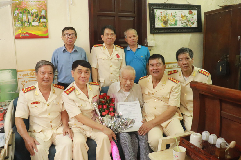 Trao quyết định kết nạp hội viên tại nhà riêng đồng chí Đại tá Nguyễn Thanh Đức