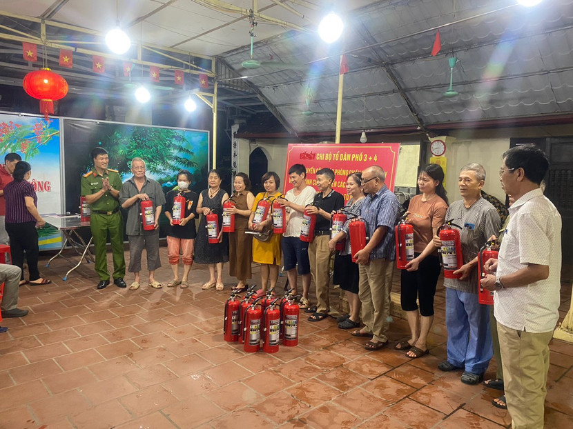 Chỉ huy CAP Thanh Trì trao tặng bình bọt đến các hộ gia đình hoàn cảnh khó khăn