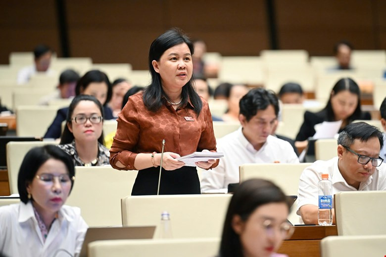 Đại biểu Nguyễn Phương Thủy (đoàn Thành phố Hà Nội) phát biểu Đại biểu Nguyễn Phương Thủy (đoàn Thành phố Hà Nội) phát biểu