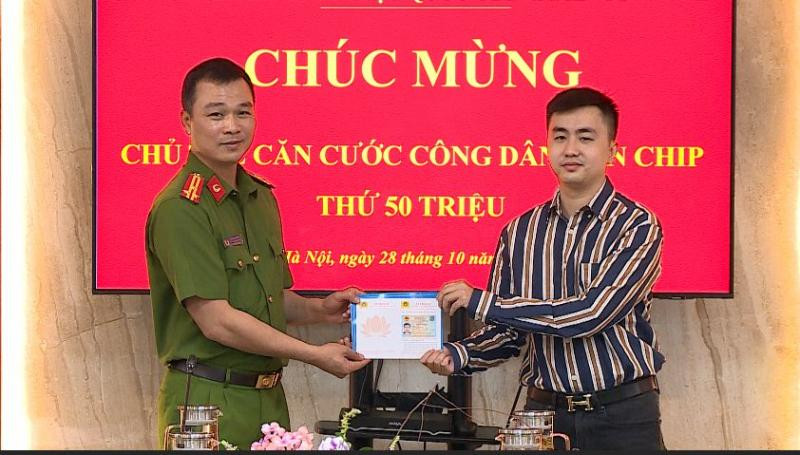 Thượng tá Tô Anh Dũng - Phó Cục trưởng Cục CS QLHC về TTXH trao thẻ thứ 50 triệu cho công dân Trần Quang Huy. Thượng tá Tô Anh Dũng - Phó Cục trưởng Cục CS QLHC về TTXH trao thẻ thứ 50 triệu cho công dân Trần Quang Huy.