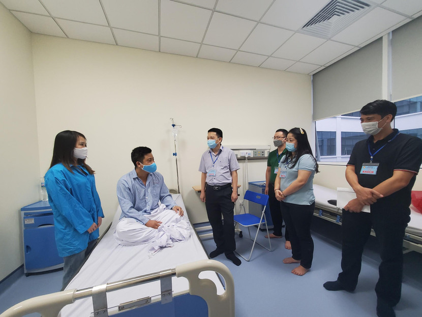 Đại tá Nguyễn Hồng Ky - Phó Giám đốc CATP thăm hỏi, động viên đồng chí Lê Hồng Thịnh