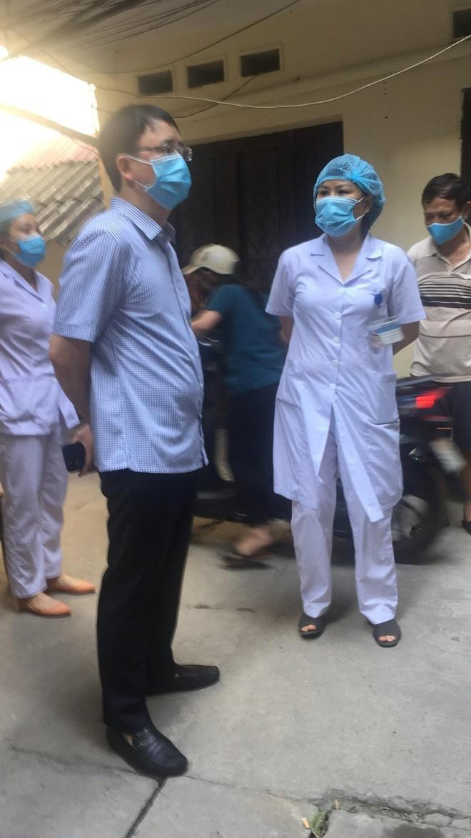 Đồng chí Nguyễn Quang Trung - Chủ tịch UBND, Trưởng BCĐ quận Hai Bà Trưng kiểm tra 1 địa điểm có trường hợp F0