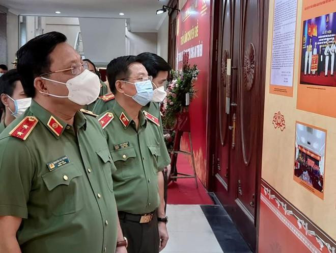 Các đồng chí: Trung tướng Nguyễn Hải Trung - Giám đốc CATP và Thiếu tướng Đào Thanh Hải - Phó Giám đốc CATP thăm quan triển lãm "75 năm lực lượng An ninh Công an Thủ đô-Những mốc son lịch sử" Các đồng chí: Trung tướng Nguyễn Hải Trung - Giám đốc CATP và Thiếu tướng Đào Thanh Hải - Phó Giám đốc CATP thăm quan triển lãm "75 năm lực lượng An ninh Công an Thủ đô-Những mốc son lịch sử"