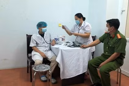 Khám sàng lọc trước khi tiêm Khám sàng lọc trước khi tiêm