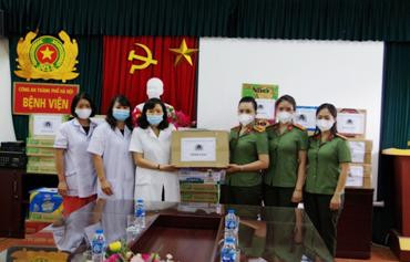 Hội Phụ nữ CATP tặng quà động viên CBCS Bệnh viện trong công tác phòng chống dịch Covid-19