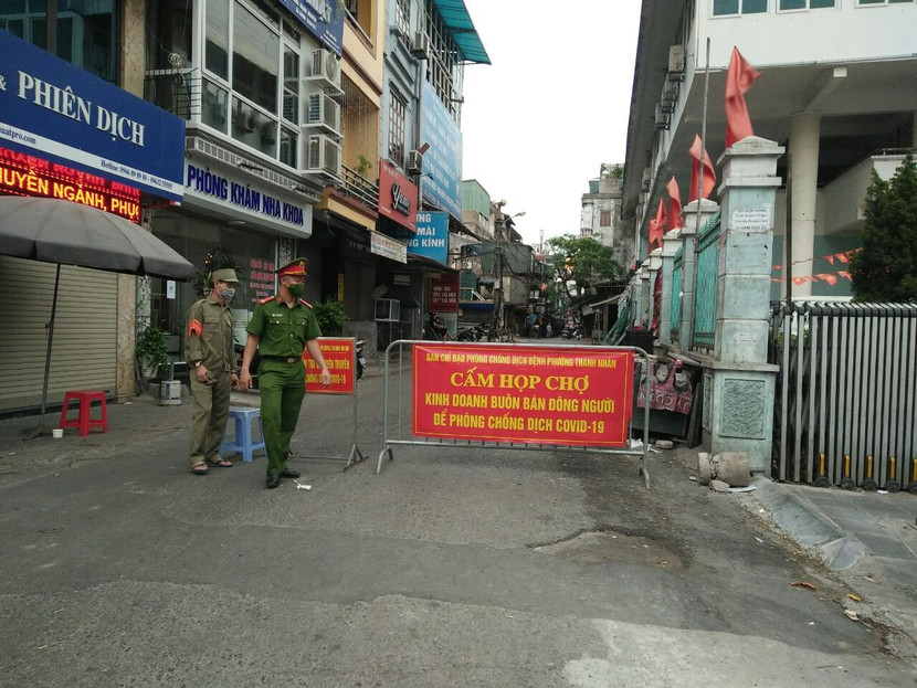 Khu vực phong tỏa tạm thời phòng chống dịch Covid được triển khai tại khu dân cư ở phường Thanh Nhàn