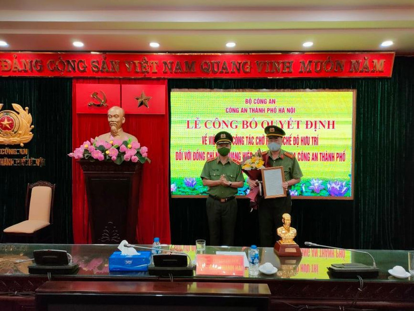 Thiếu tướng Đào Thanh Hải, Phó Giám đốc CATP, trao quyết định hưu trí, tặng hoa chúc mừng đồng chí Ngô Quang Hiệp