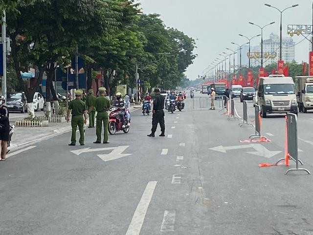 Một phần đường được "khoanh" để phục vụ công tác sàng lọc, kiểm tra người, phương tiện Một phần đường được "khoanh" để phục vụ công tác sàng lọc, kiểm tra người, phương tiện