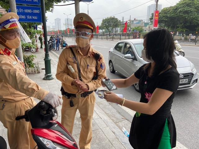 Đối chiếu thông tin cá nhân với giấy tờ mang theo Đối chiếu thông tin cá nhân với giấy tờ mang theo