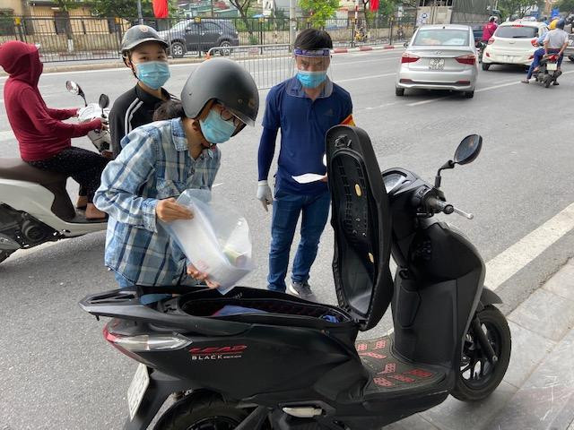 Người dân cơ bản hợp tác với lực lượng kiểm tra Người dân cơ bản hợp tác với lực lượng kiểm tra