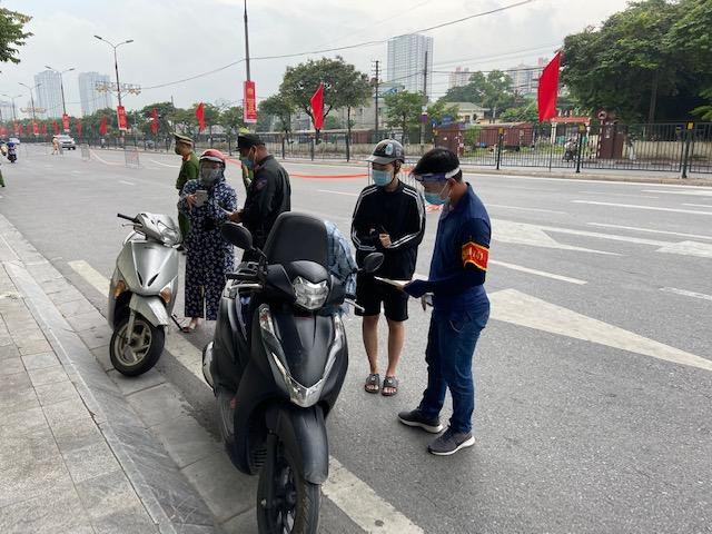 Nhiều lực lượng, mặc quân phục và thường phục tham gia Tổ cơ động mạnh Nhiều lực lượng, mặc quân phục và thường phục tham gia Tổ cơ động mạnh