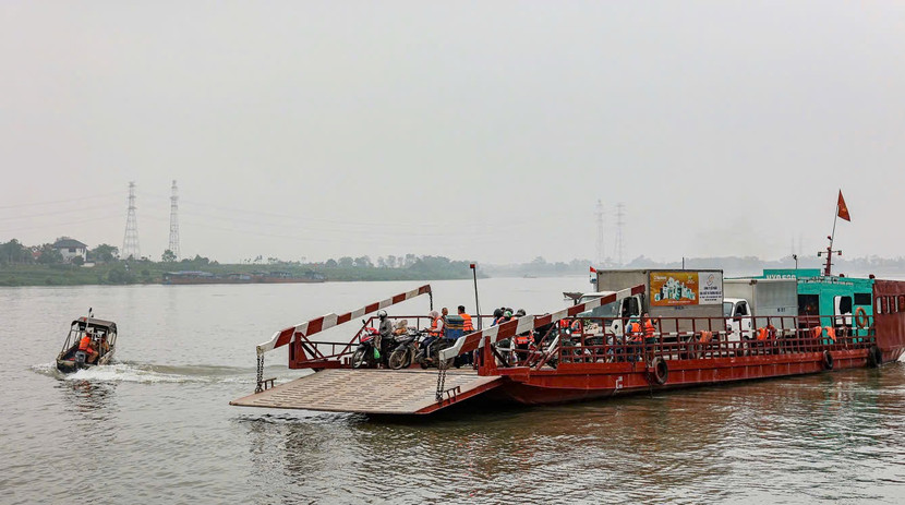 CSGT kiểm tra bến khách ngang sông huyện Thường Tín.