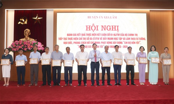 Nhiều tập thể, cá nhân của huyện Gia Lâm được khen thưởng trên các mặt công tác Nhiều tập thể, cá nhân của huyện Gia Lâm được khen thưởng trên các mặt công tác