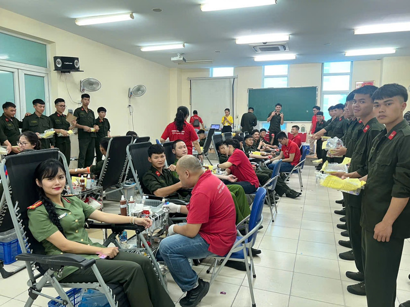 Có 471 đơn vị máu đã được thu nhận Nụ cười hạnh phúc Ban tổ chức cảm ơn, tri ân những tấm lòng Với các chiến sỹ nghĩa vụ, tham gia chương trình sẽ là kỷ niệm đẹp Có 471 đơn vị máu đã được thu nhận Nụ cười hạnh phúc Ban tổ chức cảm ơn, tri ân những tấm lòng Với các chiến sỹ nghĩa vụ, tham gia chương trình sẽ là kỷ niệm đẹp