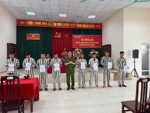 Trung tá Tạ Quốc Khánh - Phó Giám thị trại tạm giam số 2 trao quyết định đặ xá cho các phạm nhân Trung tá Tạ Quốc Khánh - Phó Giám thị trại tạm giam số 2 trao quyết định đặ xá cho các phạm nhân