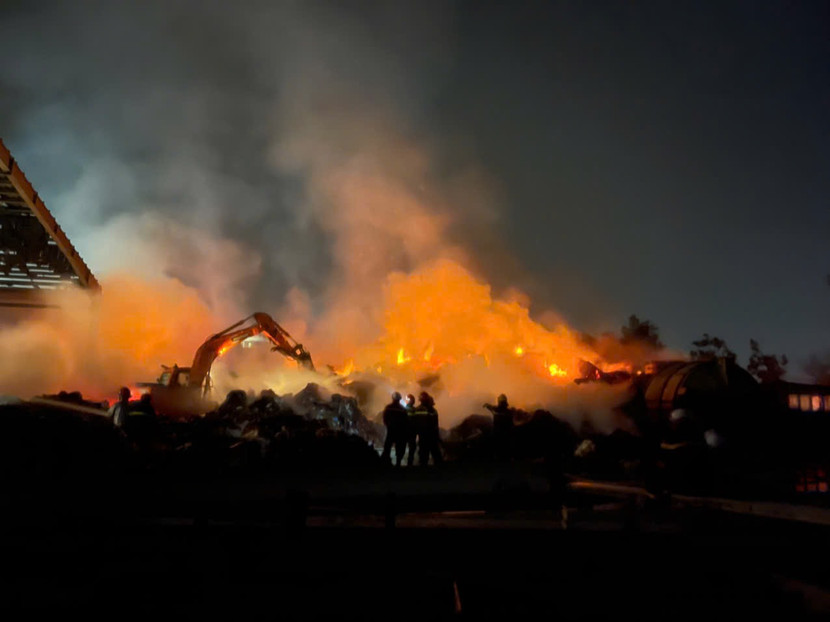 Lực lượng chức năng xuyên đêm dập lửa