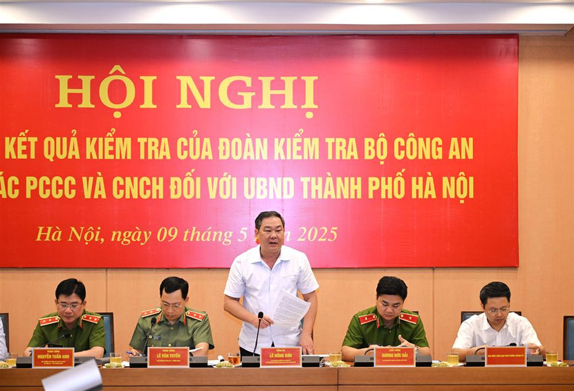 Đồng chí Lê Hồng Sơn, Phó Chủ tịch Thường trực UBND thành phố phát biểu tại Hội nghị. Đồng chí Lê Hồng Sơn, Phó Chủ tịch Thường trực UBND thành phố phát biểu tại Hội nghị.