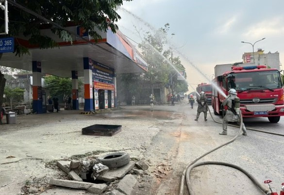 Thực tập phương án chữa cháy và CNCH tại Cửa hàng xăng dầu Đường Lâm. Thực tập phương án chữa cháy và CNCH tại Cửa hàng xăng dầu Đường Lâm.