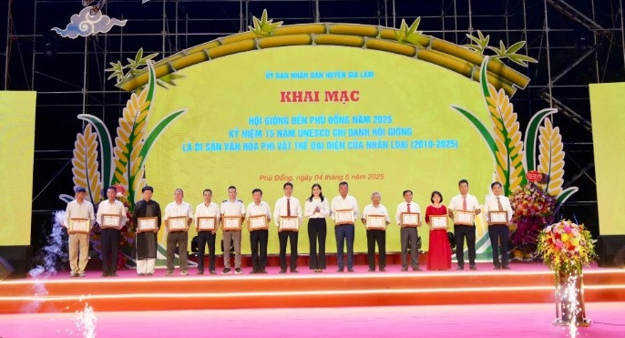 Lãnh đạo huyện Gia Lâm trao khen thưởng cho các tập thể, cá nhân có thành tích gìn giữ, vinh danh giá trị hội Gióng