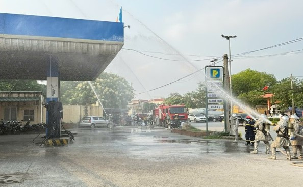Thực tập phương án chữa cháy và CNCH tại Cửa hàng xăng dầu Sơn Lộc. Thực tập phương án chữa cháy và CNCH tại Cửa hàng xăng dầu Sơn Lộc.