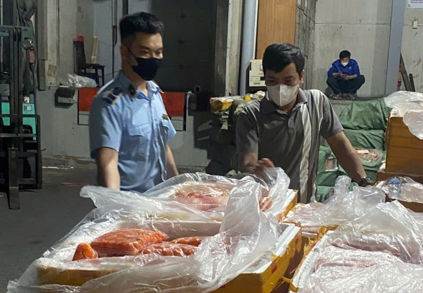 Lực lượng chức năng kiểm tra kho hàng