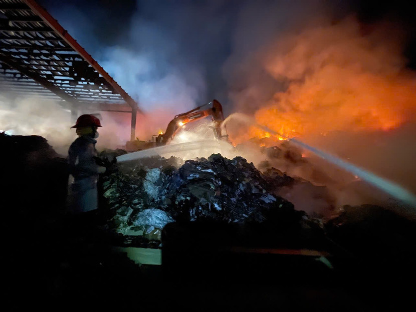 Ngọn lửa bùng phát dữ dội do chất cháy là giấy