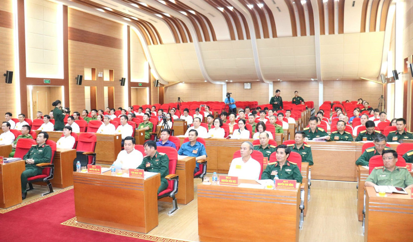 Các đại biểu dự khai mạc diễn tập phòng thủ ở huyện Gia Lâm Các đại biểu dự khai mạc diễn tập phòng thủ ở huyện Gia Lâm