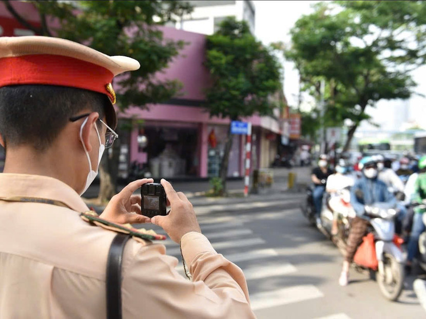 Các thiết bị hiện đại, nhỏ gọn có thể cầm tay, gắn trên trang phục của CSGT phục vụ việc ghi hình, tóm "nóng" vi phạm. Các trường hợp mà dừng ngay được, CSGT sẽ lập biên bản xử lý, trường hợp chưa dừng ngay được, cán bộ chức năng sẽ xác minh và gửi thông báo phạt nguội theo quy định. Các thiết bị hiện đại, nhỏ gọn có thể cầm tay, gắn trên trang phục của CSGT phục vụ việc ghi hình, tóm "nóng" vi phạm. Các trường hợp mà dừng ngay được, CSGT sẽ lập biên bản xử lý, trường hợp chưa dừng ngay được, cán bộ chức năng sẽ xác minh và gửi thông báo phạt nguội theo quy định.