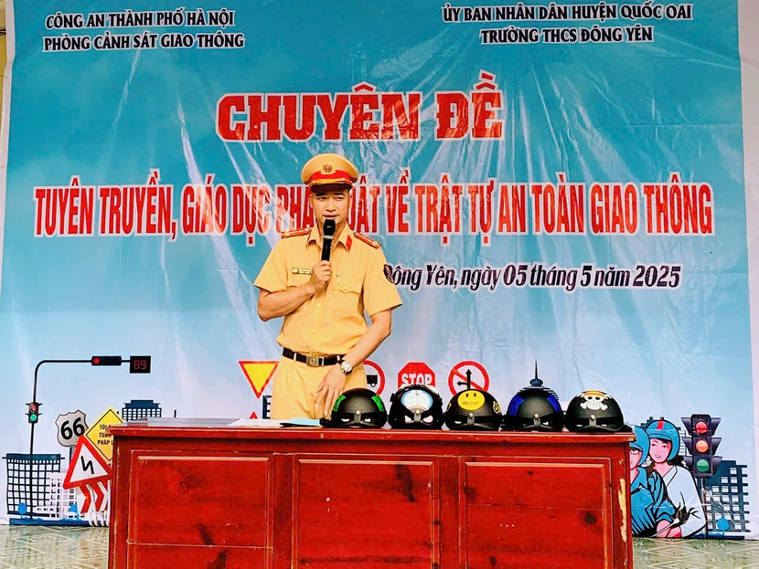 Đại úy Phan Anh Dũng hướng dẫn học sinh nhận biết mũ bảo hiểm an toàn. Đại úy Phan Anh Dũng hướng dẫn học sinh nhận biết mũ bảo hiểm an toàn.