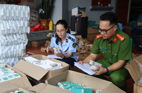 Lực lượng liên ngành kiểm đếm số hàng hóa vi phạm