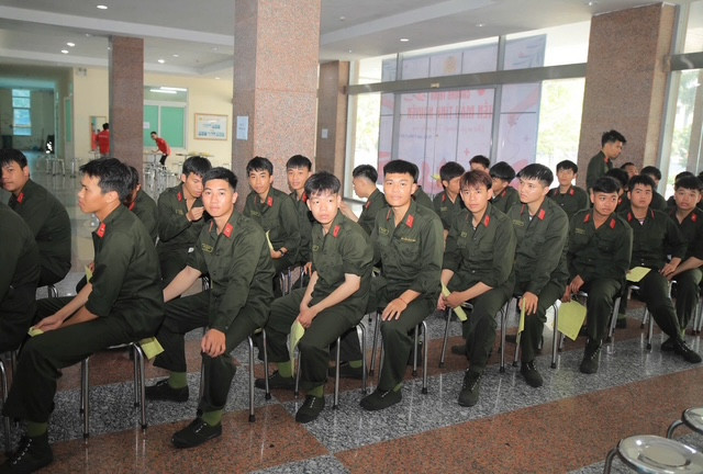 Ai cũng háo hức, nhiệt tình Những gương mặt trẻ, nhiệt huyết Mỗi giọt máu trao đi, là sự sống hồi sinh Có 471 đơn vị máu đã được thu nhận Nụ cười hạnh phúc Ban tổ chức cảm ơn, tri ân những tấm lòng Với các chiến sỹ nghĩa vụ, tham gia chương trình sẽ là kỷ niệm đẹp Ai cũng háo hức, nhiệt tình Những gương mặt trẻ, nhiệt huyết Mỗi giọt máu trao đi, là sự sống hồi sinh Có 471 đơn vị máu đã được thu nhận Nụ cười hạnh phúc Ban tổ chức cảm ơn, tri ân những tấm lòng Với các chiến sỹ nghĩa vụ, tham gia chương trình sẽ là kỷ niệm đẹp