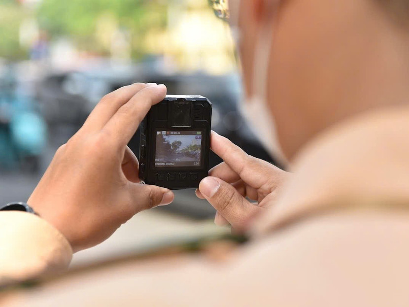 Các thiết bị hiện đại, nhỏ gọn có thể cầm tay, gắn trên trang phục của CSGT phục vụ việc ghi hình, tóm "nóng" vi phạm. Các trường hợp mà dừng ngay được, CSGT sẽ lập biên bản xử lý, trường hợp chưa dừng ngay được, cán bộ chức năng sẽ xác minh và gửi thông báo phạt nguội theo quy định. Các thiết bị hiện đại, nhỏ gọn có thể cầm tay, gắn trên trang phục của CSGT phục vụ việc ghi hình, tóm "nóng" vi phạm. Các trường hợp mà dừng ngay được, CSGT sẽ lập biên bản xử lý, trường hợp chưa dừng ngay được, cán bộ chức năng sẽ xác minh và gửi thông báo phạt nguội theo quy định.