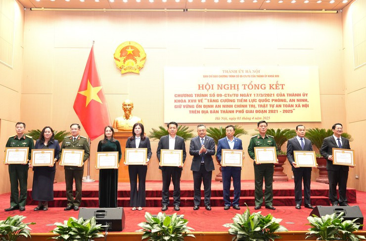 Chủ tịch UBND Thành phố Trần Sỹ Thanh trao Bằng khen của Thành ủy Hà Nội tặng đại diện lãnh đạo Huyện ủy Gia Lâm (thứ 5, từ trái sang) cùng các tập thể có thành tích xuất sắc trong thực hiện Chương trình số 09-CTr/TU Chủ tịch UBND Thành phố Trần Sỹ Thanh trao Bằng khen của Thành ủy Hà Nội tặng đại diện lãnh đạo Huyện ủy Gia Lâm (thứ 5, từ trái sang) cùng các tập thể có thành tích xuất sắc trong thực hiện Chương trình số 09-CTr/TU