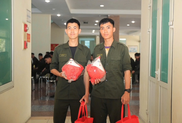 Ban tổ chức cảm ơn, tri ân những tấm lòng Với các chiến sỹ nghĩa vụ, tham gia chương trình sẽ là kỷ niệm đẹp Ban tổ chức cảm ơn, tri ân những tấm lòng Với các chiến sỹ nghĩa vụ, tham gia chương trình sẽ là kỷ niệm đẹp