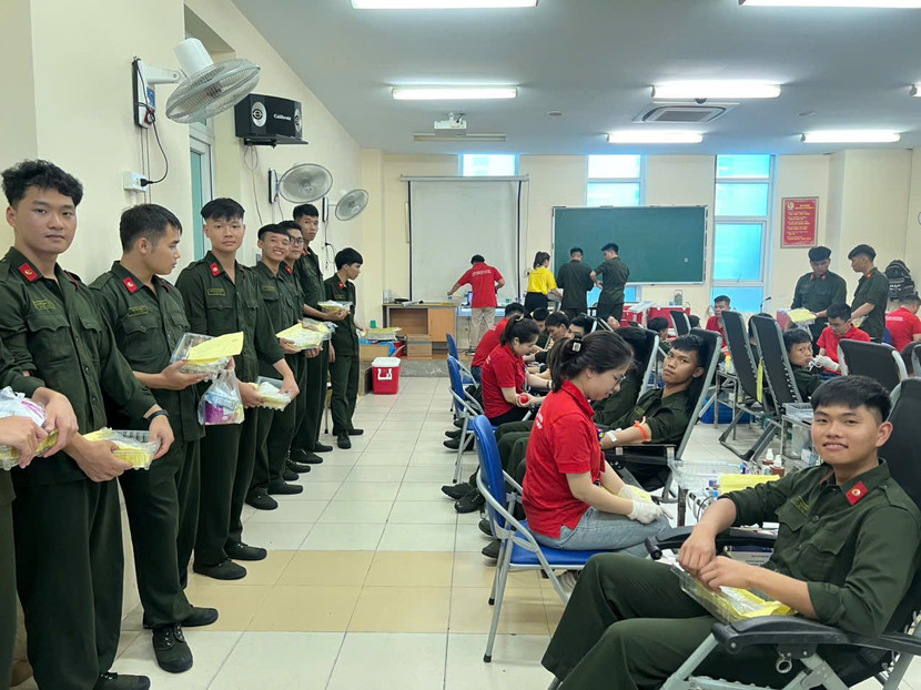 Mỗi giọt máu trao đi, là sự sống hồi sinh Có 471 đơn vị máu đã được thu nhận Nụ cười hạnh phúc Ban tổ chức cảm ơn, tri ân những tấm lòng Với các chiến sỹ nghĩa vụ, tham gia chương trình sẽ là kỷ niệm đẹp Mỗi giọt máu trao đi, là sự sống hồi sinh Có 471 đơn vị máu đã được thu nhận Nụ cười hạnh phúc Ban tổ chức cảm ơn, tri ân những tấm lòng Với các chiến sỹ nghĩa vụ, tham gia chương trình sẽ là kỷ niệm đẹp