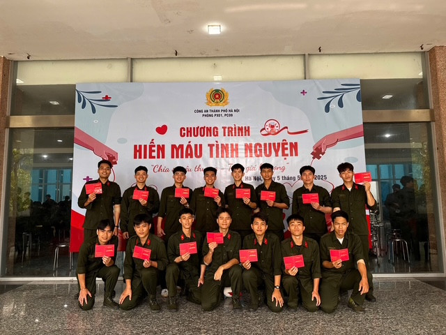 Những gương mặt trẻ, nhiệt huyết Mỗi giọt máu trao đi, là sự sống hồi sinh Có 471 đơn vị máu đã được thu nhận Nụ cười hạnh phúc Ban tổ chức cảm ơn, tri ân những tấm lòng Với các chiến sỹ nghĩa vụ, tham gia chương trình sẽ là kỷ niệm đẹp Những gương mặt trẻ, nhiệt huyết Mỗi giọt máu trao đi, là sự sống hồi sinh Có 471 đơn vị máu đã được thu nhận Nụ cười hạnh phúc Ban tổ chức cảm ơn, tri ân những tấm lòng Với các chiến sỹ nghĩa vụ, tham gia chương trình sẽ là kỷ niệm đẹp