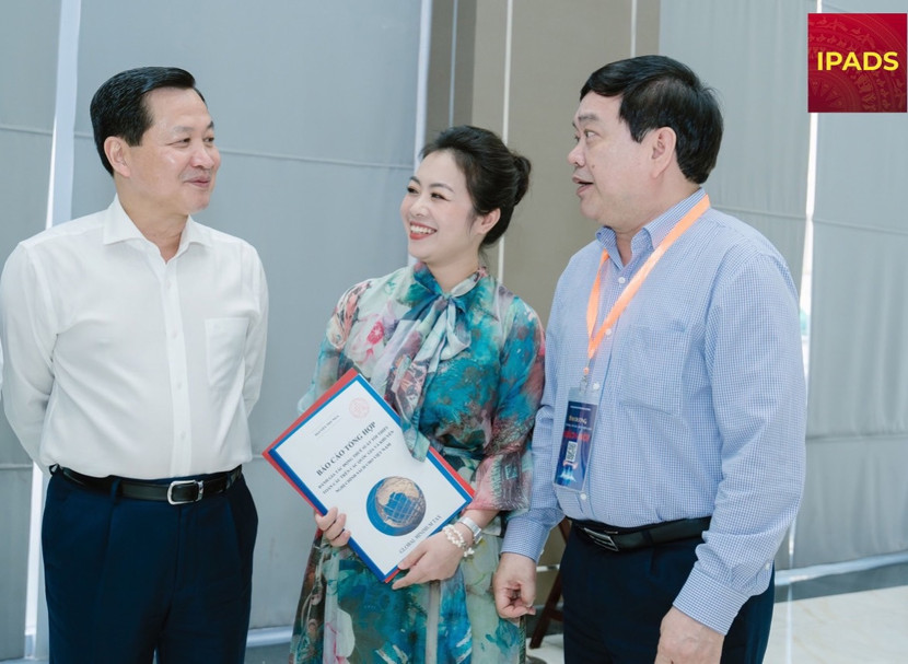 Phó Thủ tướng Chính phủ Lê Minh Khái và GS.TS. Trần Thọ Đạt nhận xét bản báo cáo đánh giá tác động thuế suất tối thiểu toàn cầu của bà Nguyễn Thy Nga Phó Thủ tướng Chính phủ Lê Minh Khái và GS.TS. Trần Thọ Đạt nhận xét bản báo cáo đánh giá tác động thuế suất tối thiểu toàn cầu của bà Nguyễn Thy Nga