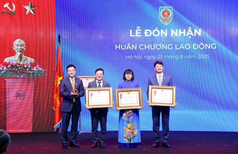 Phó Thủ tướng Lê Thành Long đã trao Huân chương Lao động hạng Ba cho 3 Thứ trưởng Bộ Tư pháp Phó Thủ tướng Lê Thành Long đã trao Huân chương Lao động hạng Ba cho 3 Thứ trưởng Bộ Tư pháp